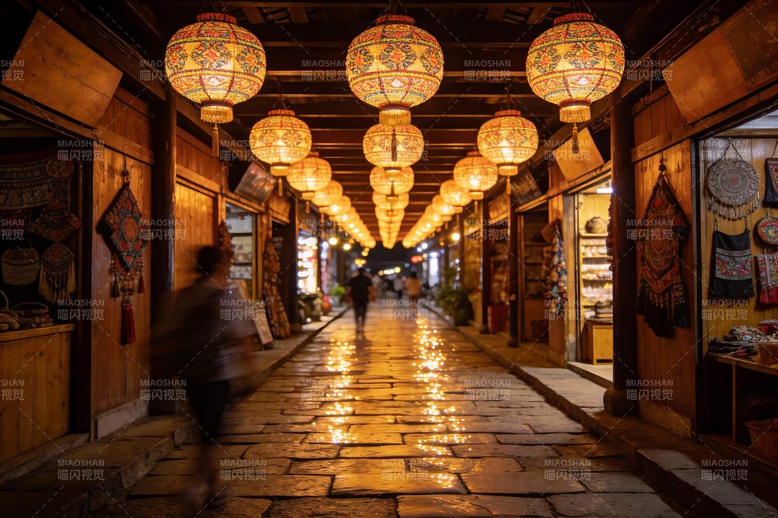 古街夜景灯笼高挂行人漫步图片
