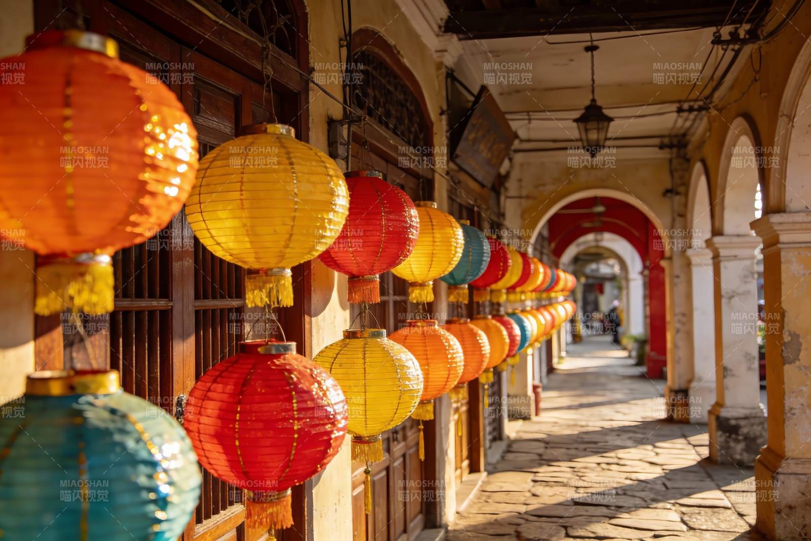 古街廊檐彩灯映衬图片