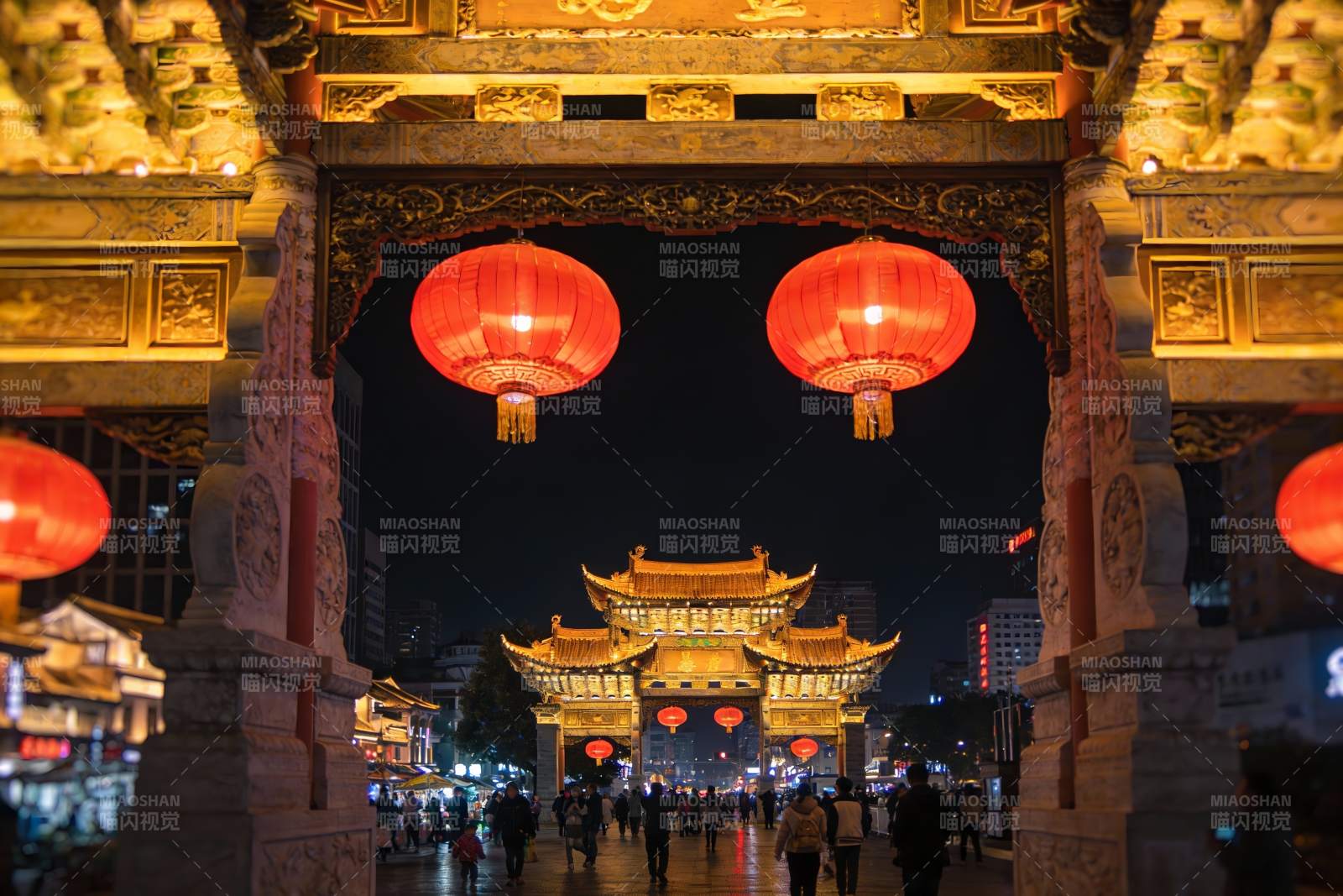 夜游古街灯笼高挂人群熙攘图片