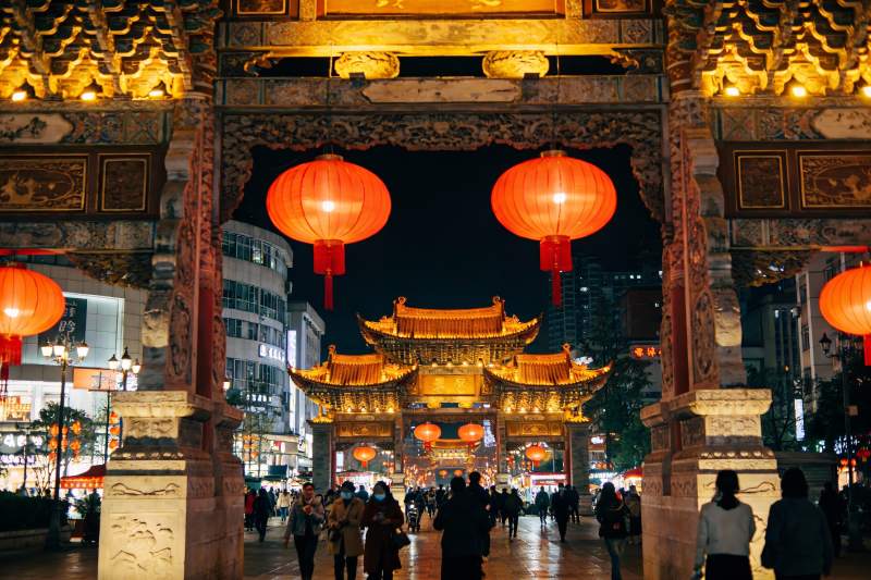 夜游古街灯笼高挂人群熙攘图片