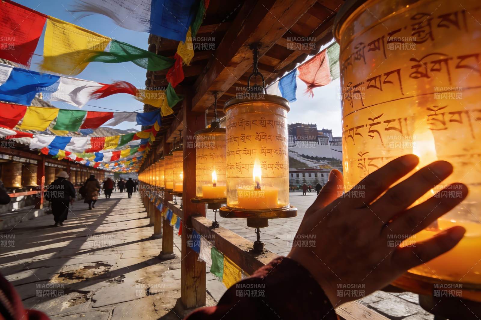 寺庙长廊烛光祈福图片