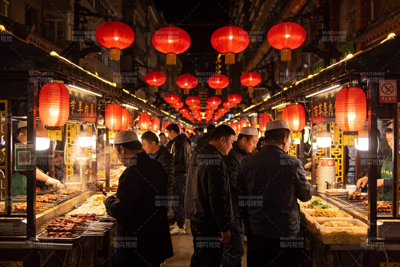 夜市灯火辉煌美食摊位热闹非凡图片