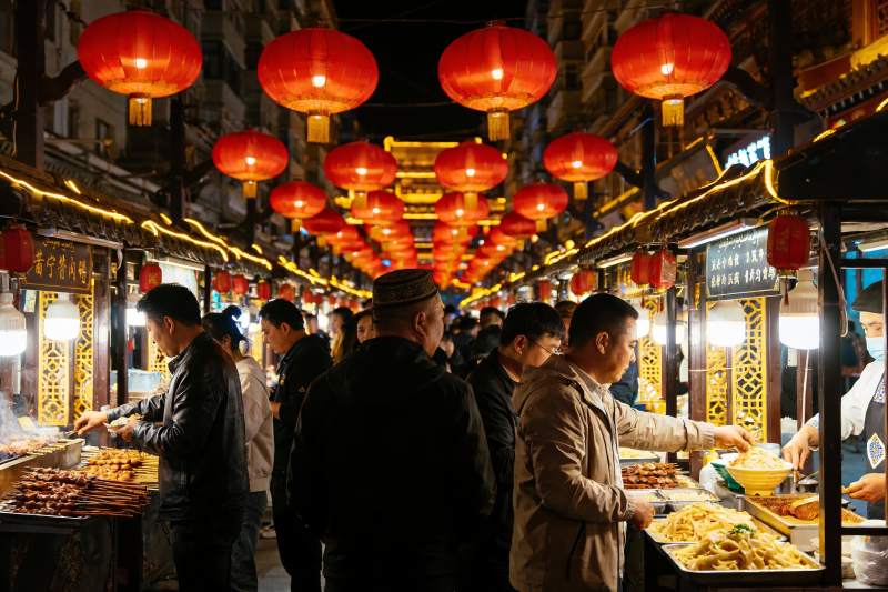 夜市灯火辉煌人群熙攘图片