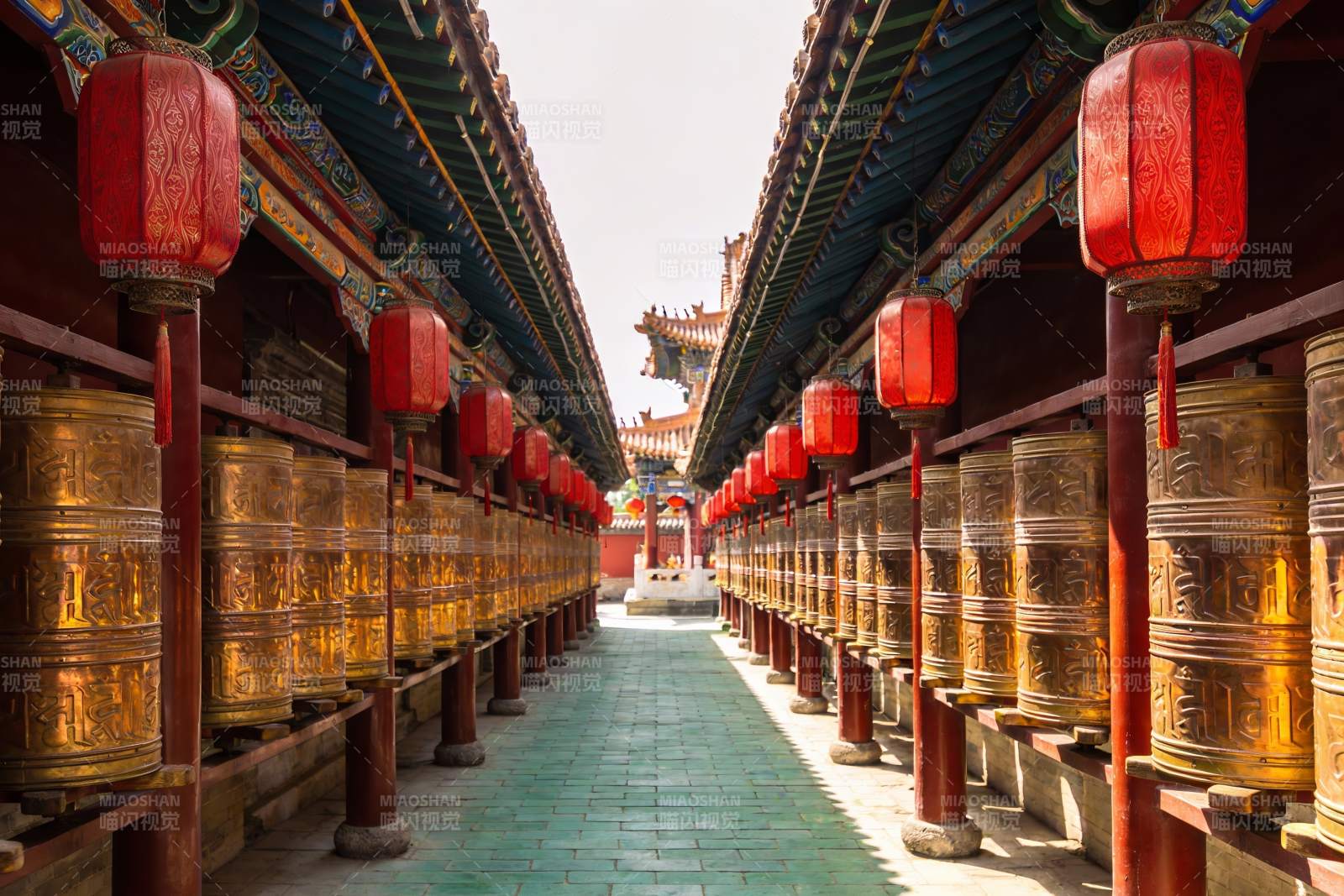 古寺长廊红灯笼金转轮图片