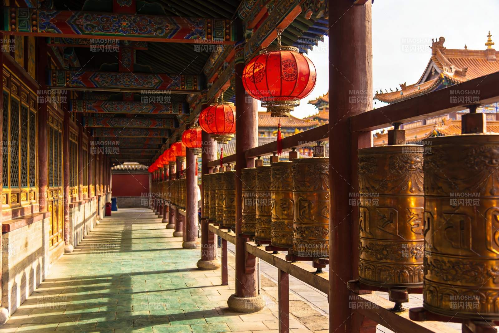 古建筑长廊红灯笼与转经筒图片