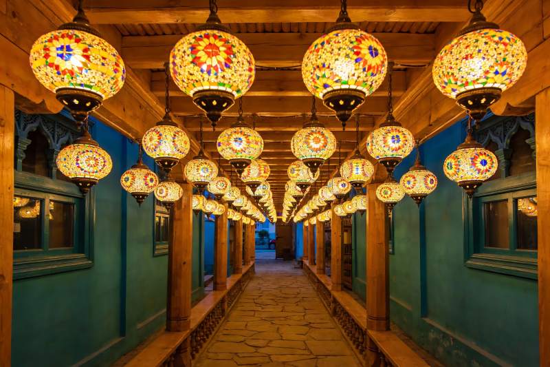 异域风情走廊灯光璀璨图片