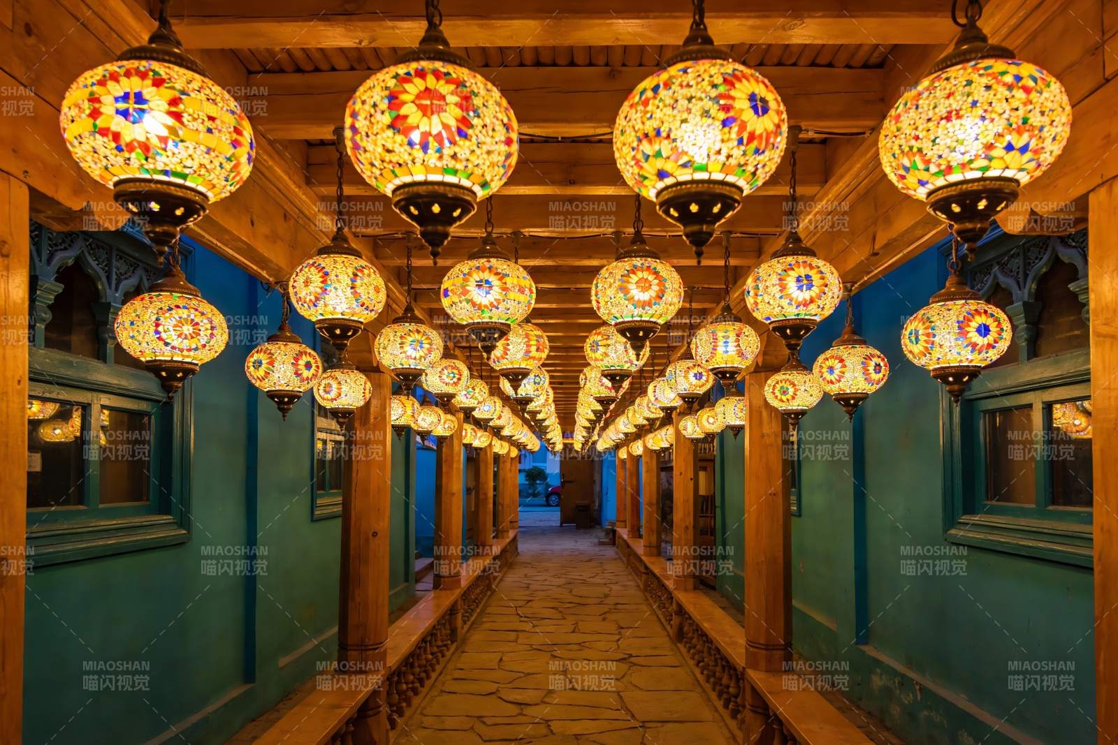 异域风情走廊灯光璀璨图片