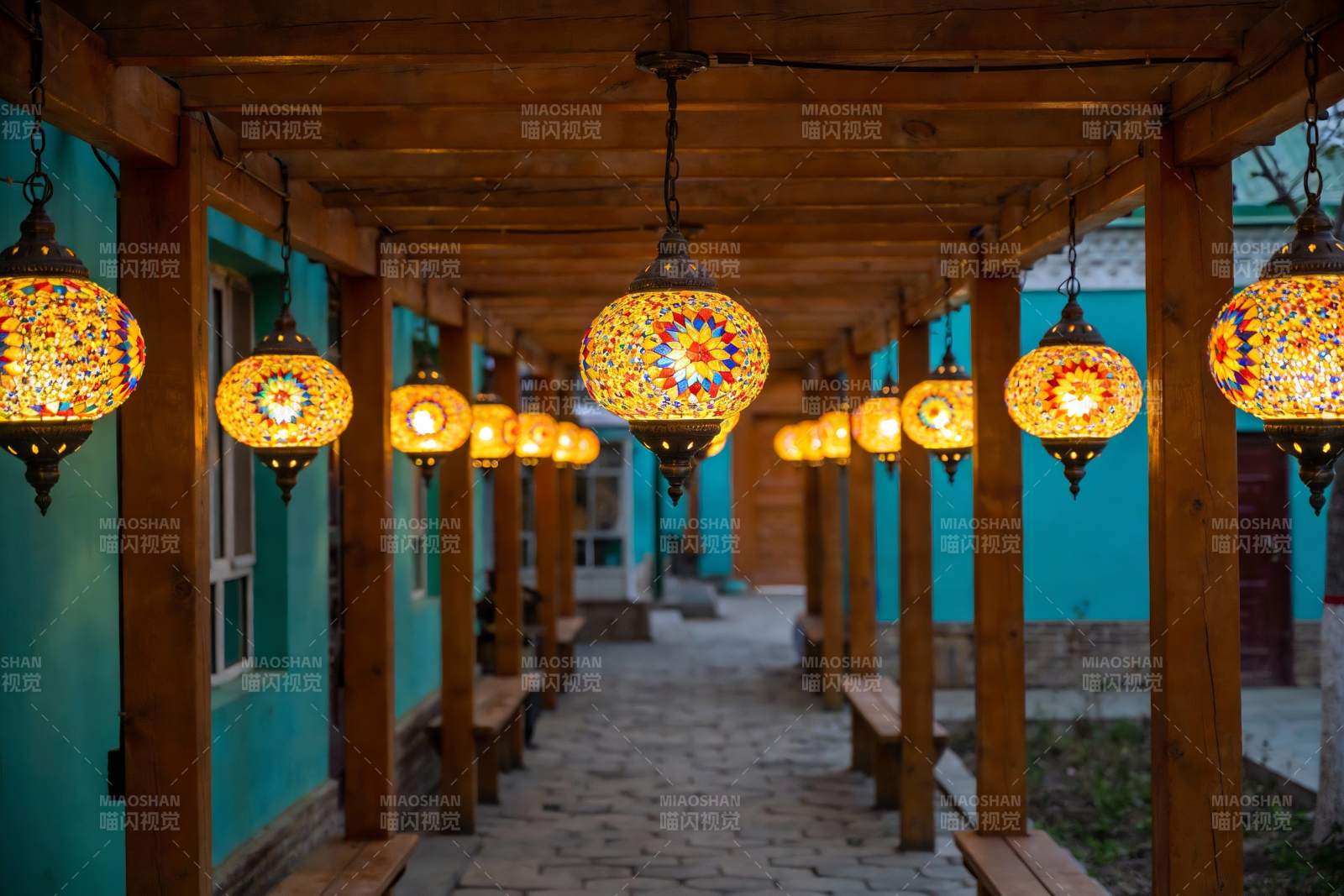 彩灯装饰的木质长廊夜景图片