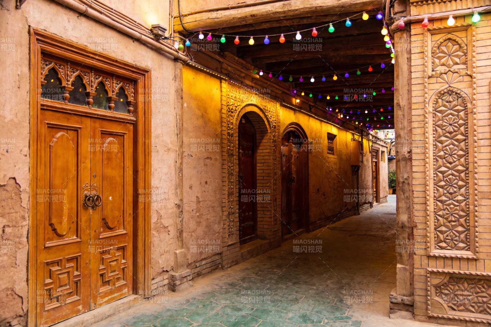 古巷彩灯映衬下的木质门扉图片