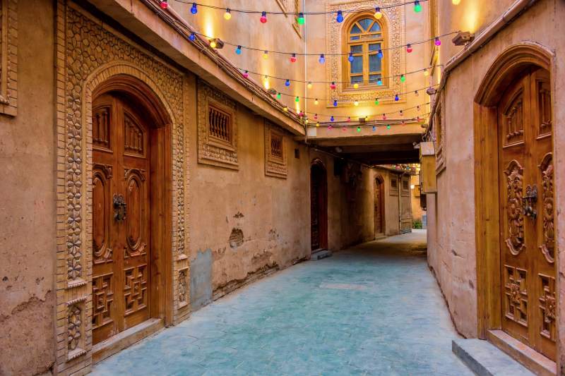 古巷彩灯映衬木质门扉图片