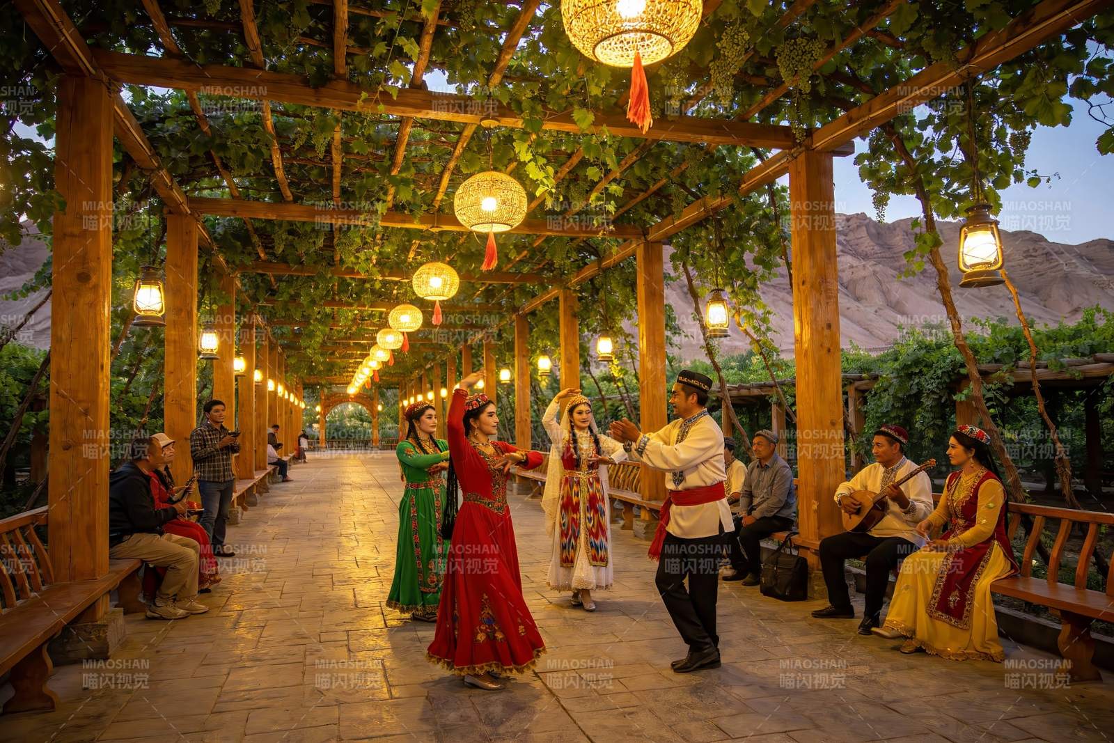 传统服饰舞蹈表演与乐器伴奏图片