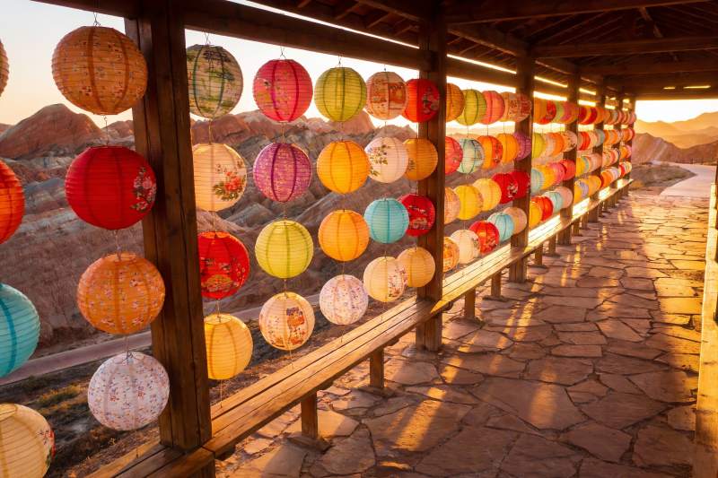 彩灯长廊映山景图片