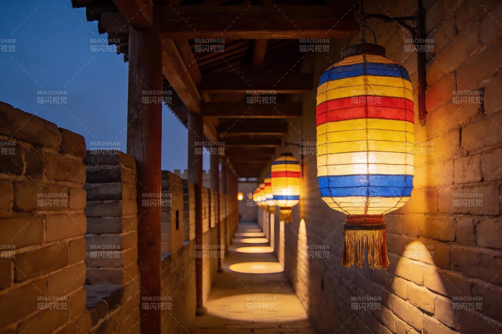 古巷夜灯映砖墙图片