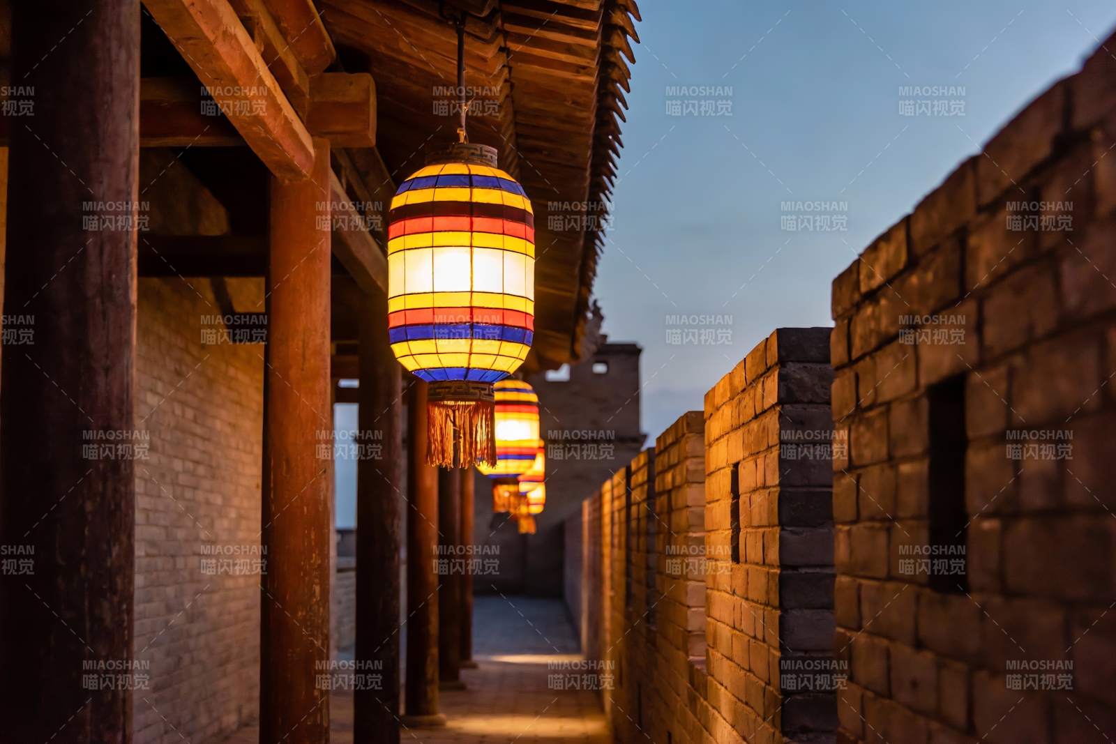 古建筑长廊夜景灯笼高挂图片