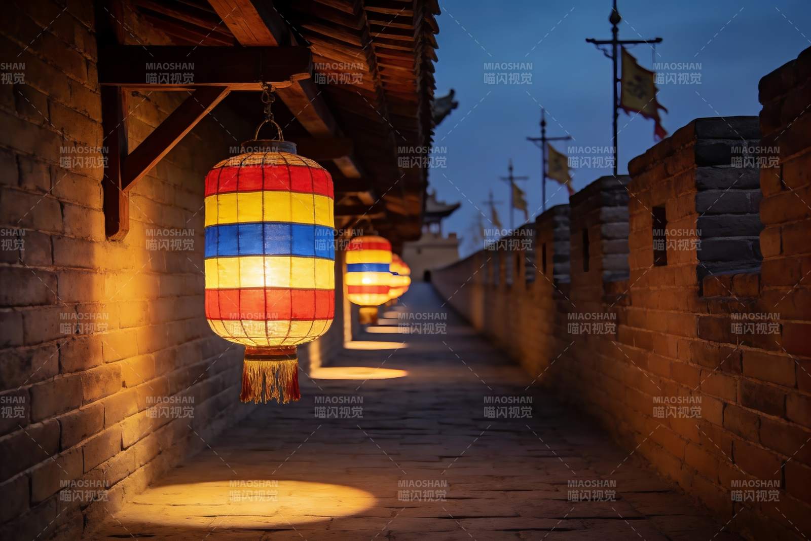 古墙夜灯映照长廊图片