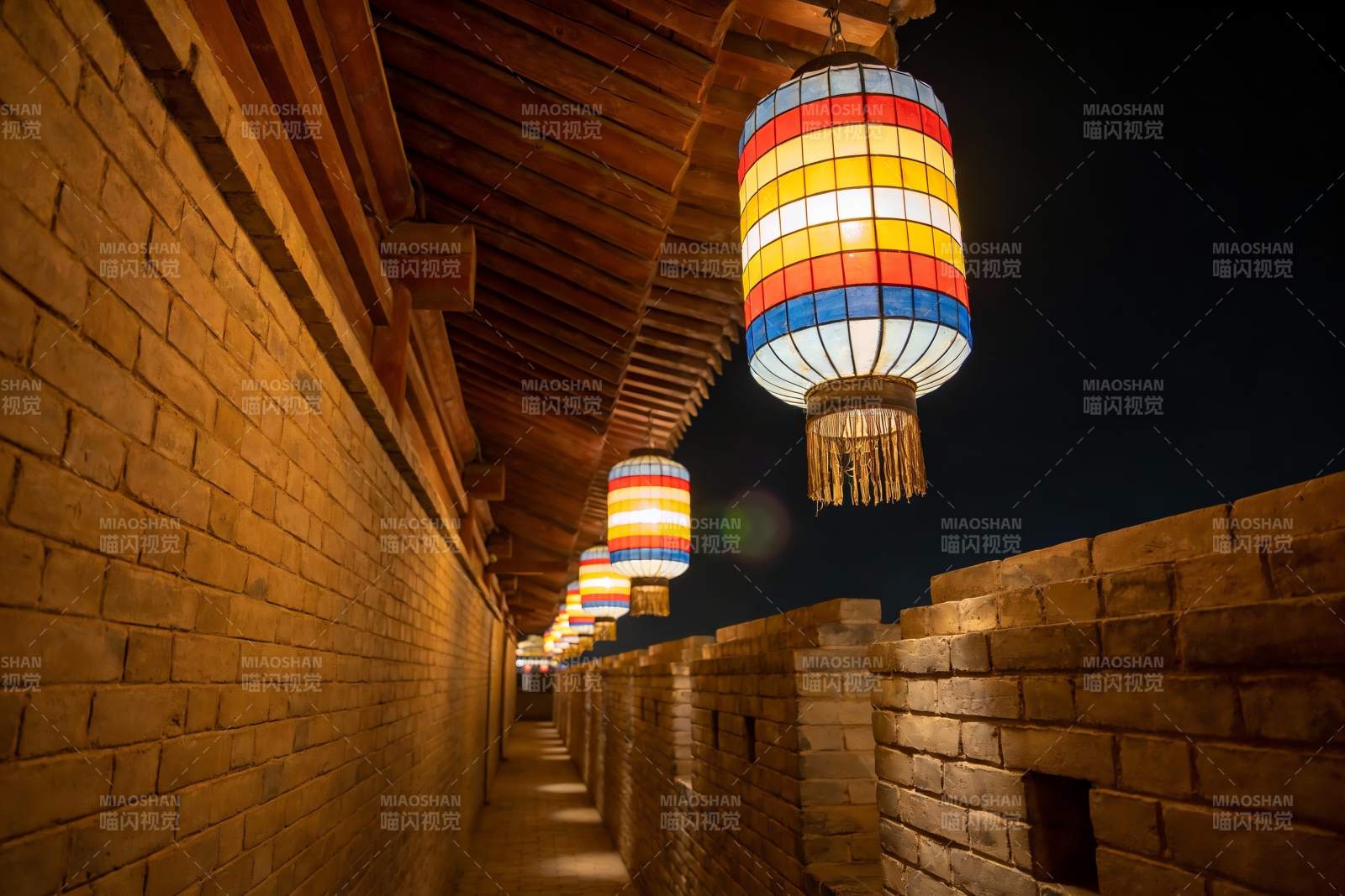 古墙夜灯背景图片