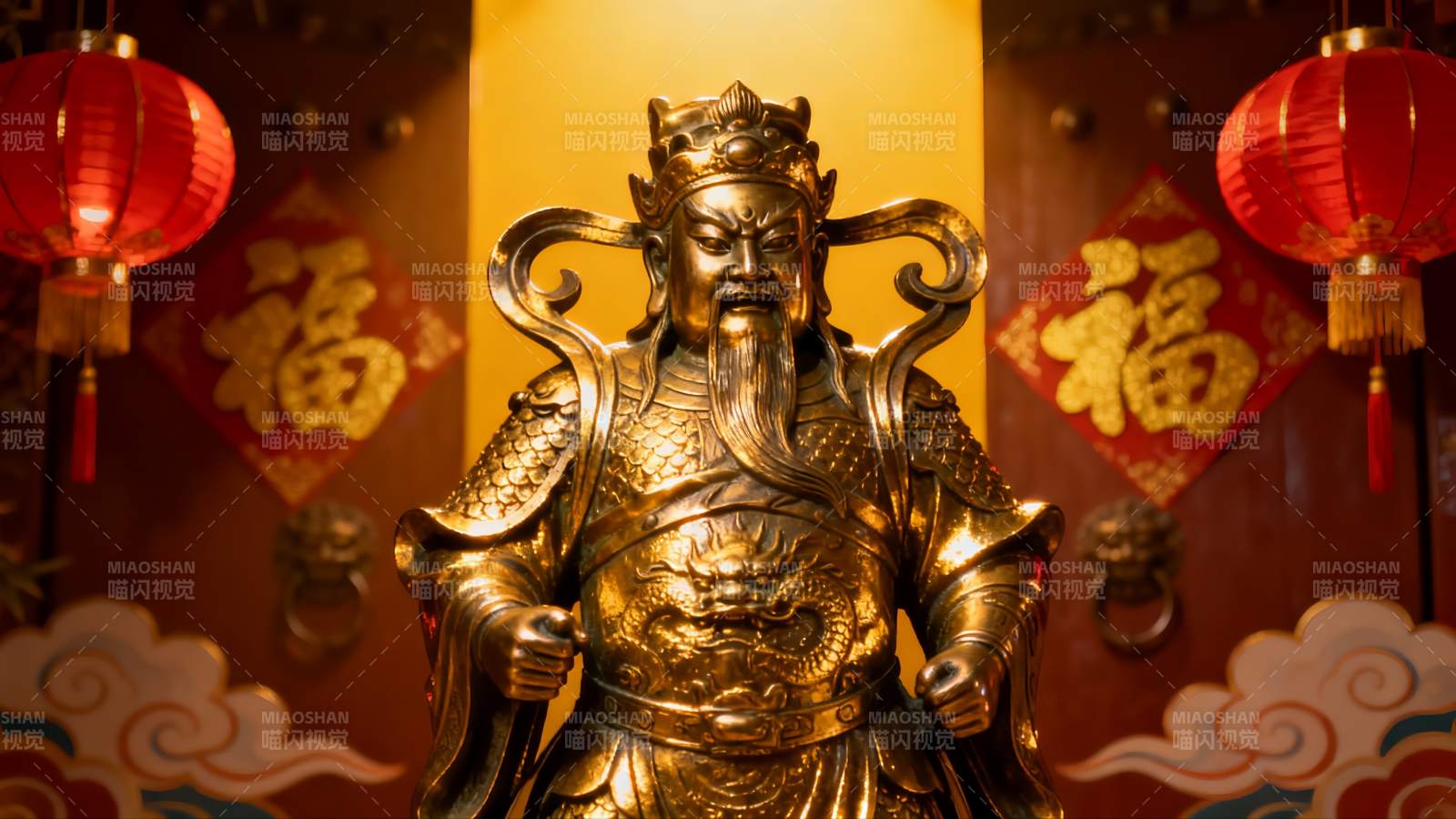 金色神像与红色灯笼装饰图片