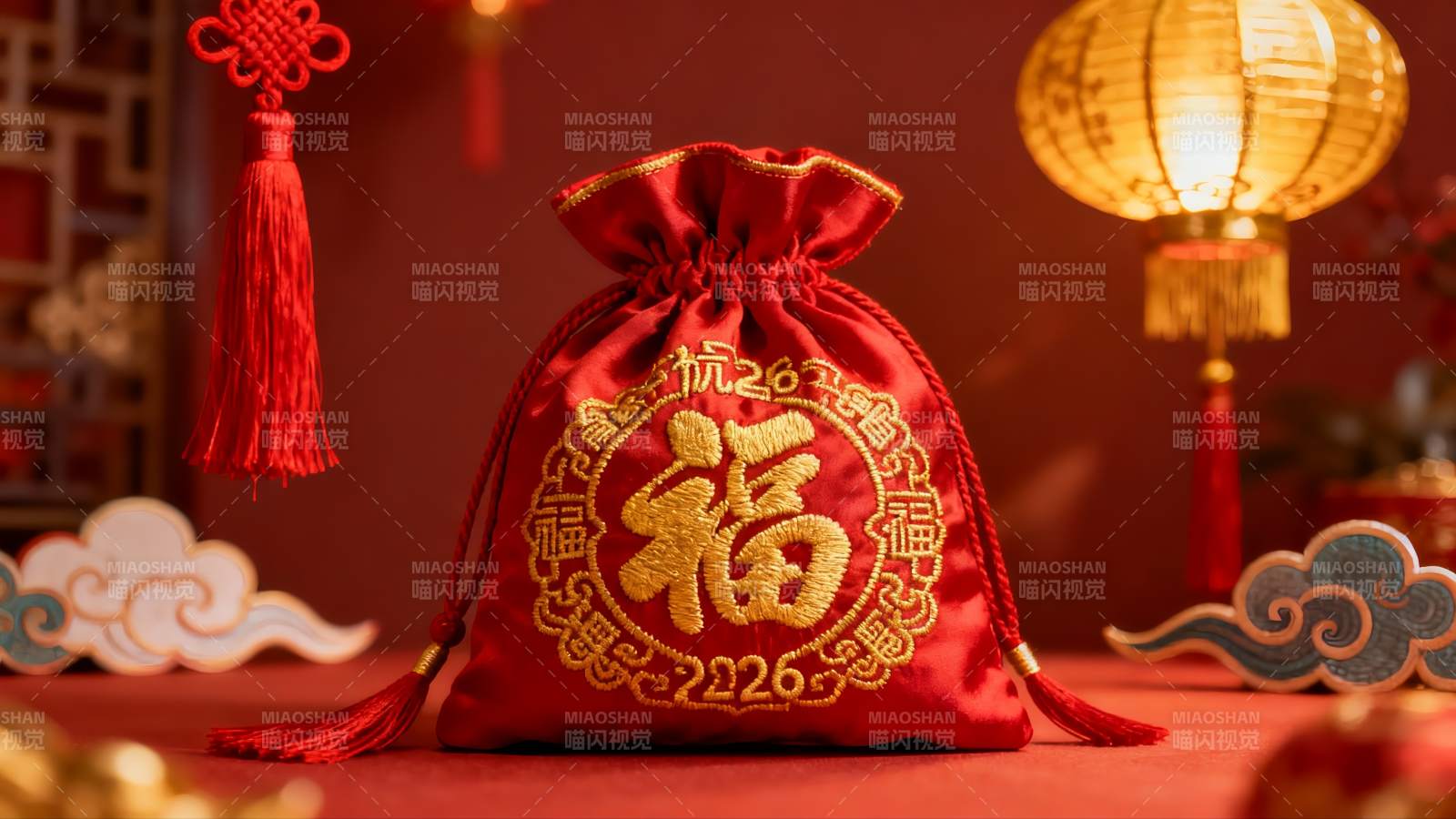 红色福袋与灯笼新年装饰图片
