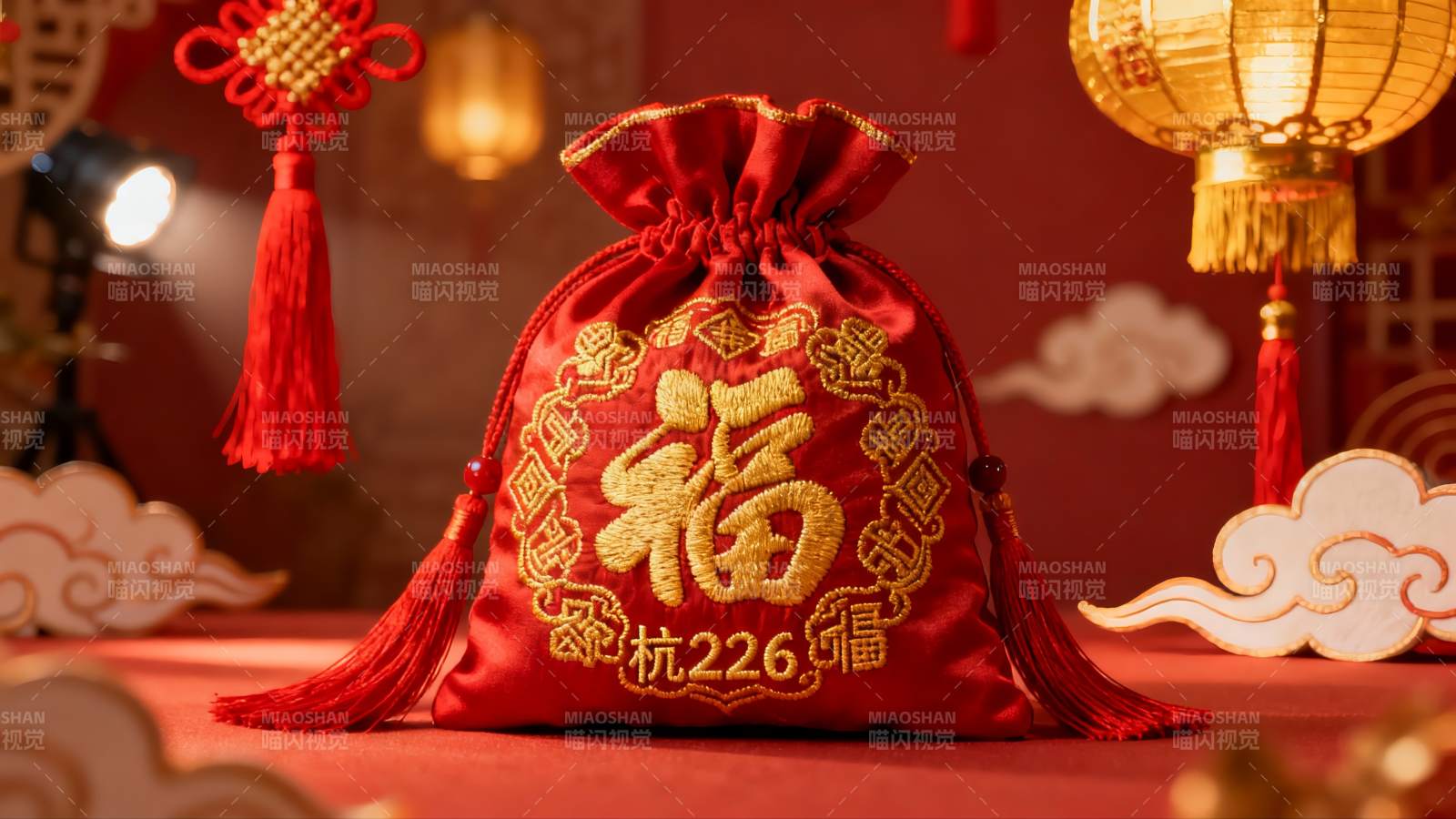 红色福袋与传统装饰品图片