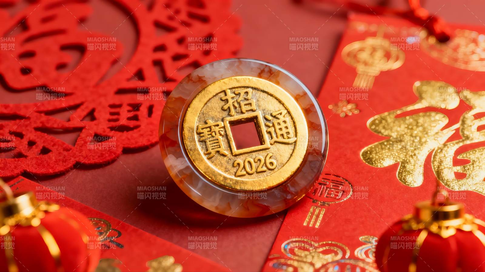 新年招财进宝摆件特写图片