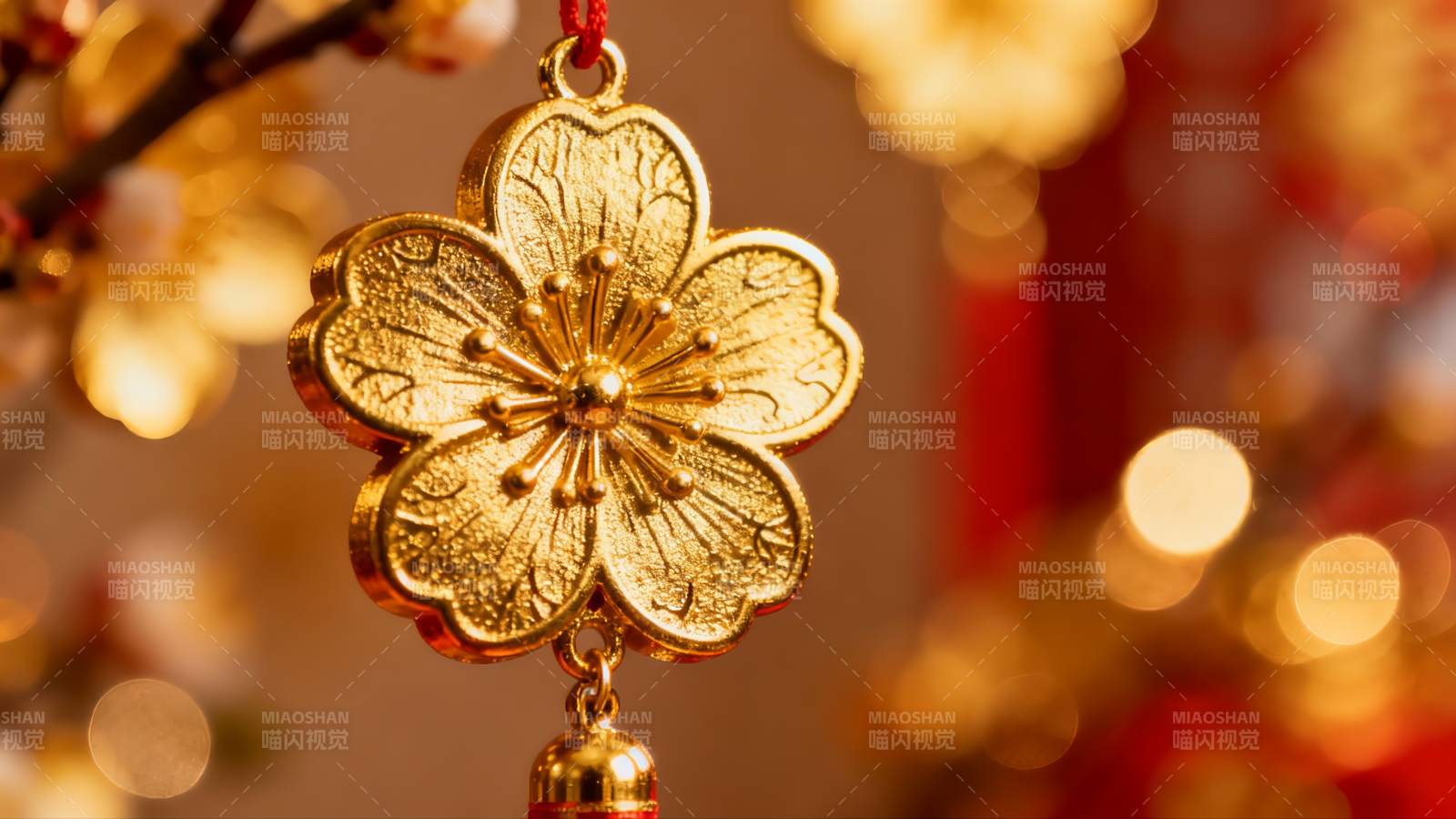 金色花形挂饰特写图片