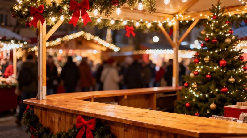 圣诞集市木屋与装饰树图片