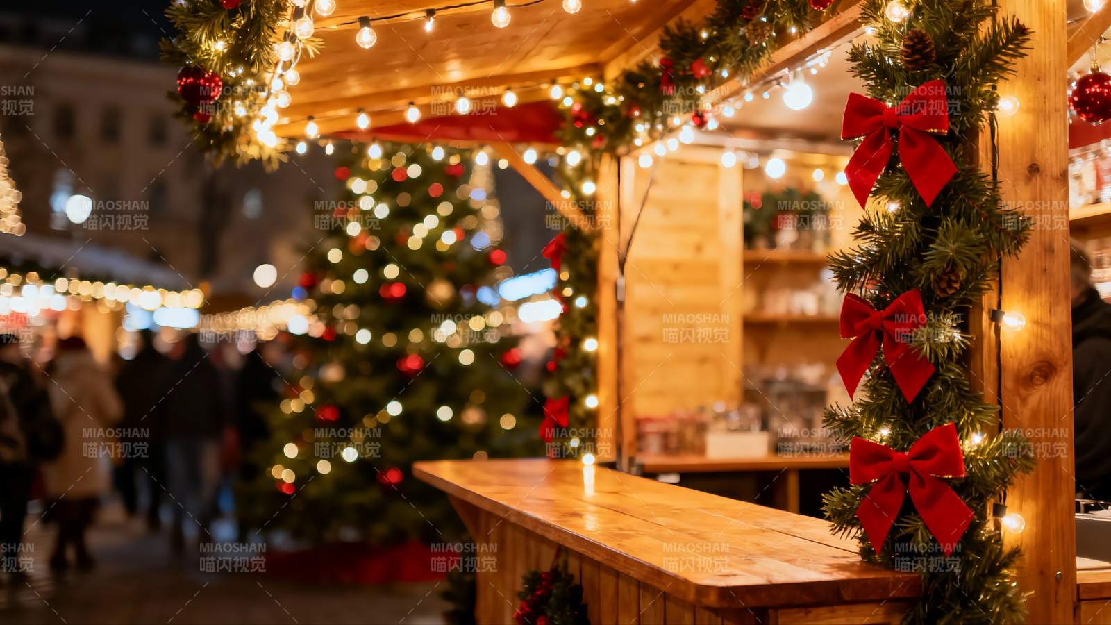 圣诞夜市木屋灯光璀璨图片