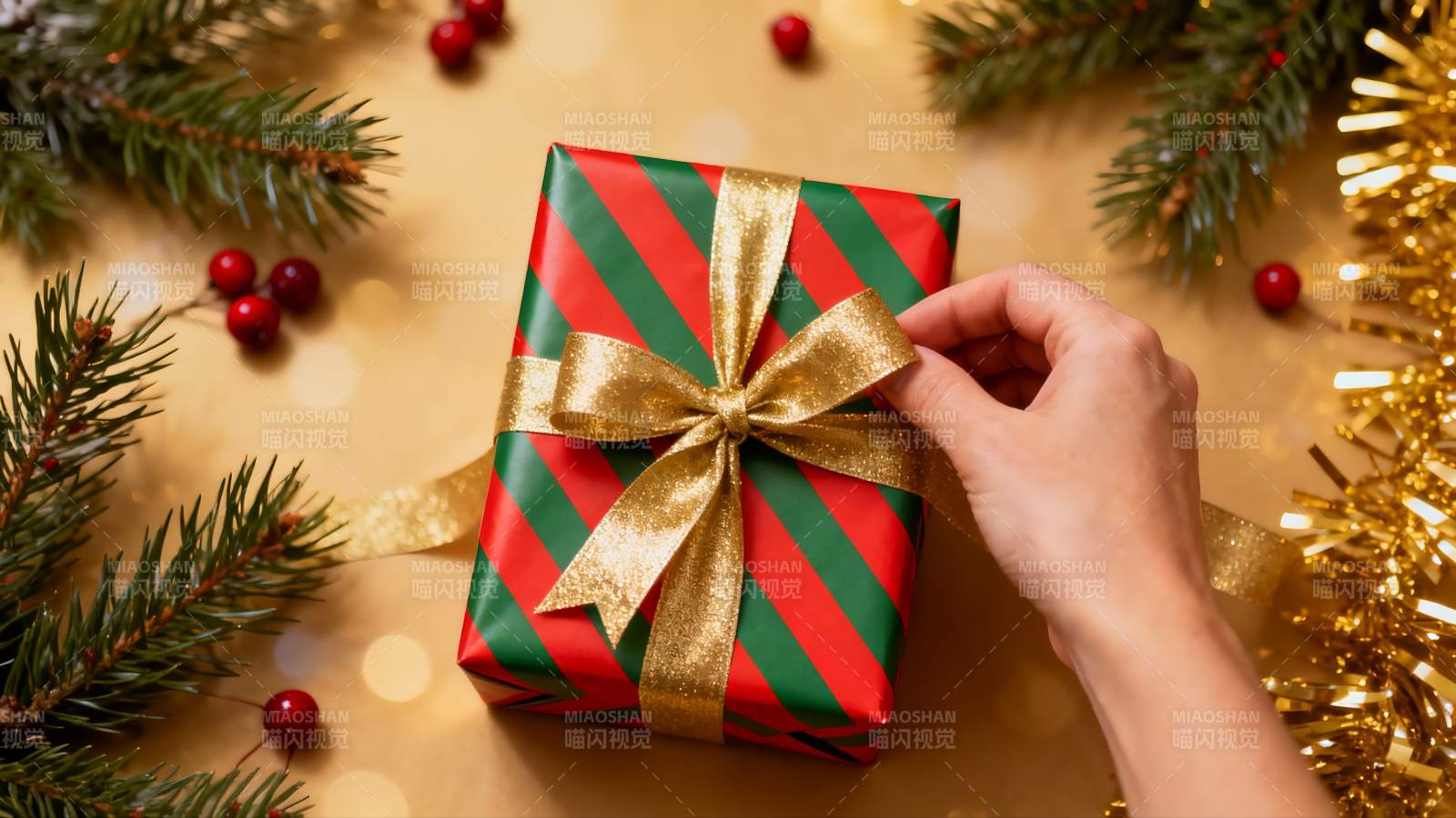 手系圣诞礼物盒丝带图片