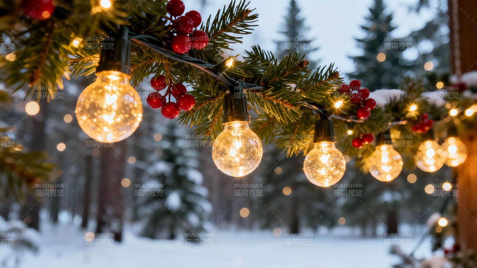雪夜松枝挂灯饰图片