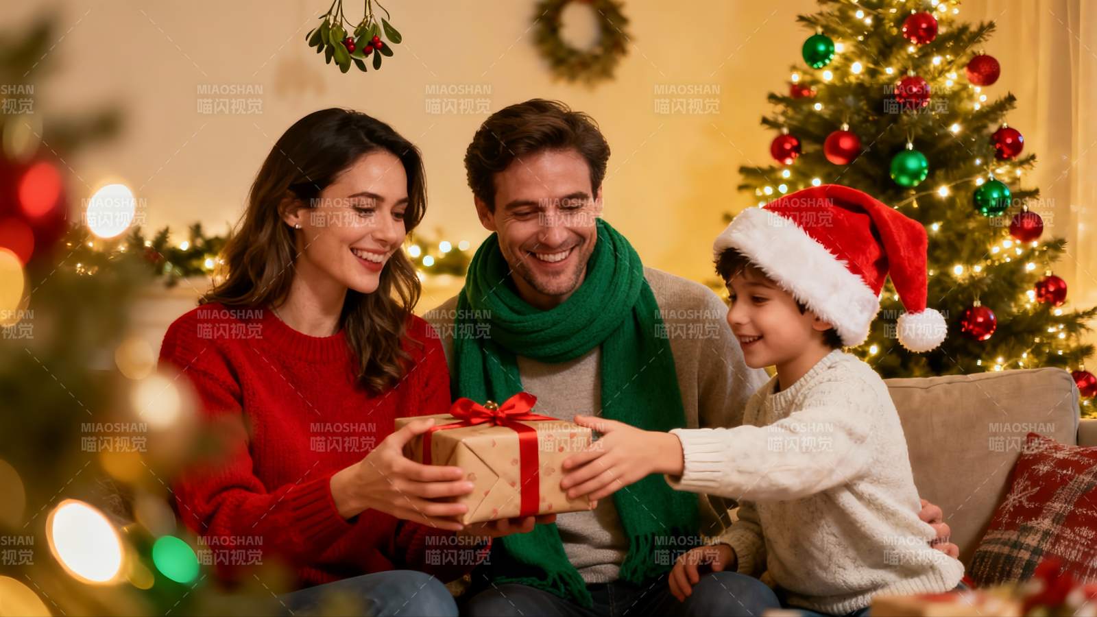 圣诞家庭温馨送礼场景图片