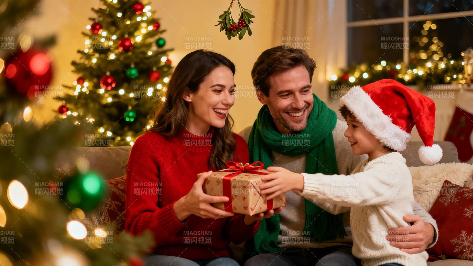 圣诞家庭温馨送礼场景图片