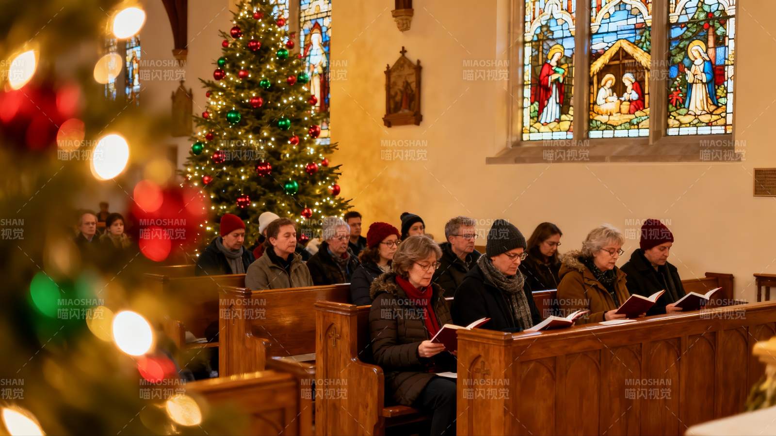 教堂圣诞礼拜场景图片