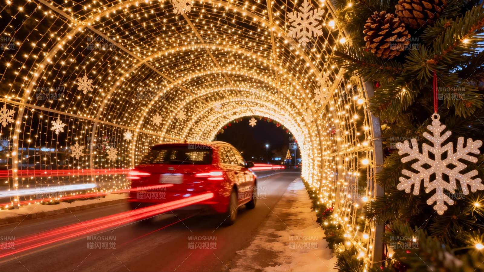 圣诞灯饰隧道车辆行驶夜景图片