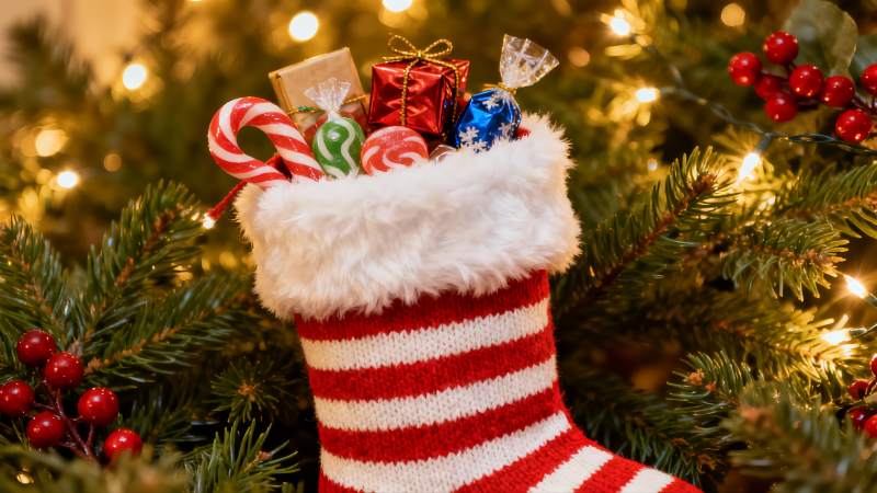 圣诞袜装满礼物节日氛围浓厚图片