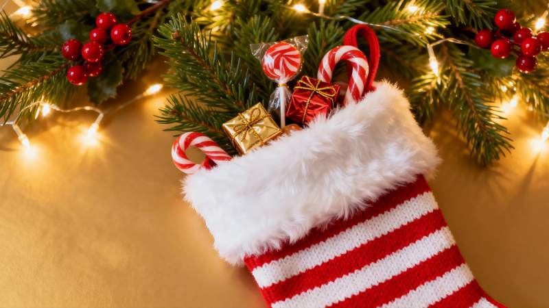 圣诞袜装满节日糖果礼物图片