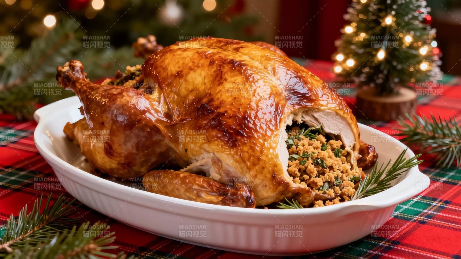 节日餐桌上的烤火鸡图片