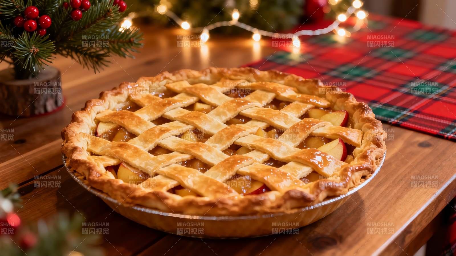 节日餐桌上的苹果派图片