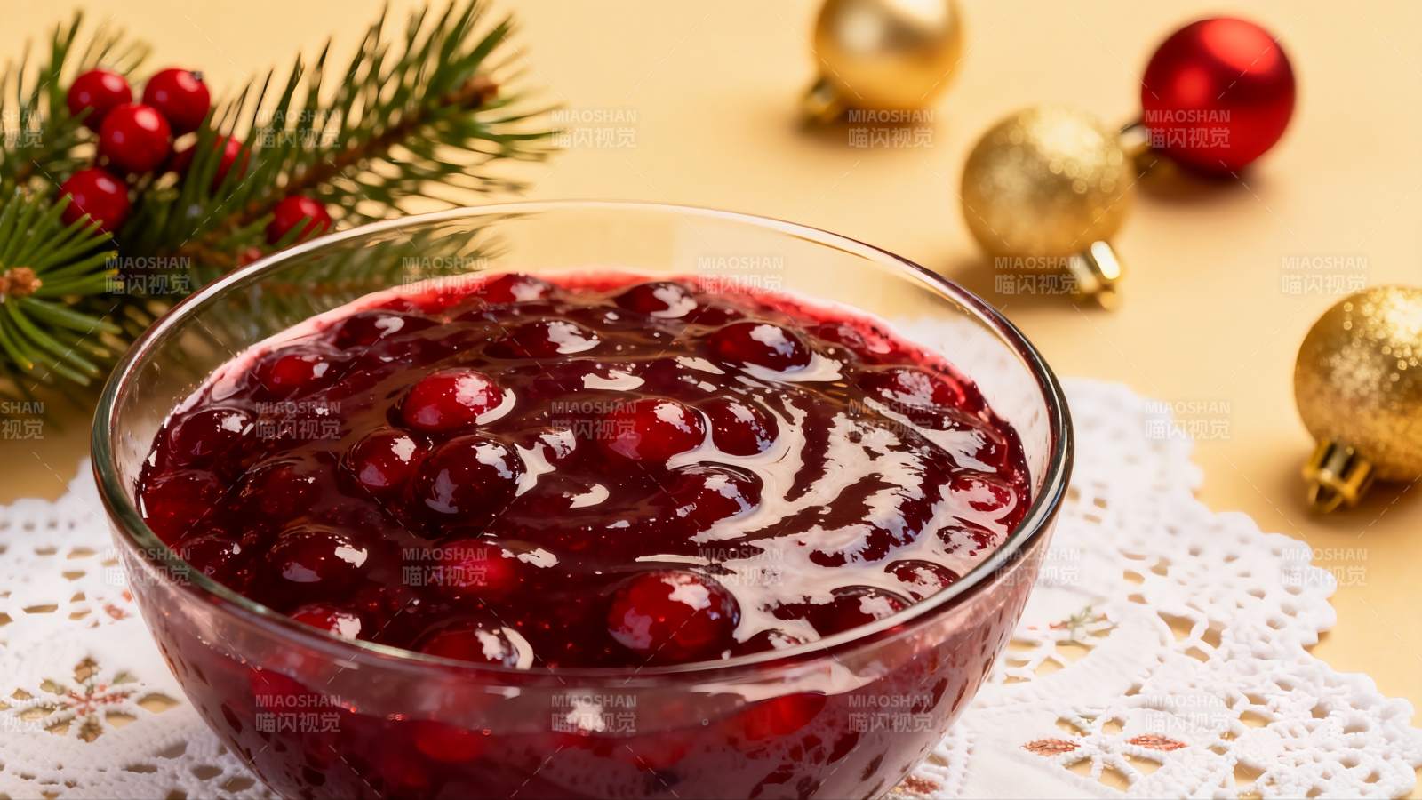 节日餐桌上的蔓越莓酱图片