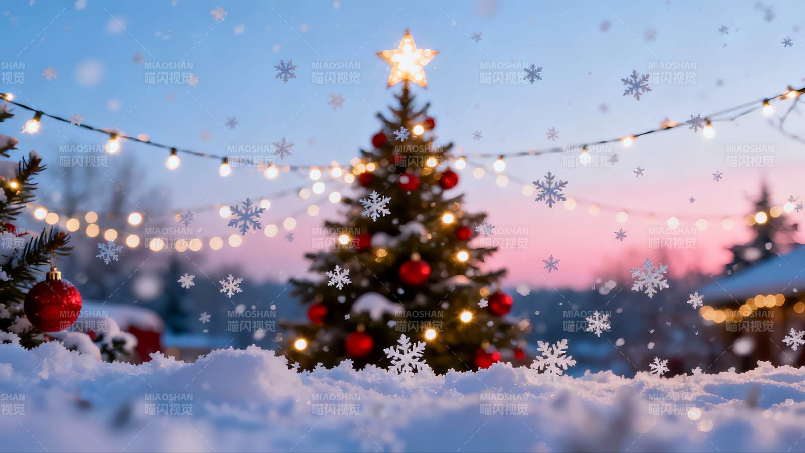 雪夜圣诞树灯光闪烁图片