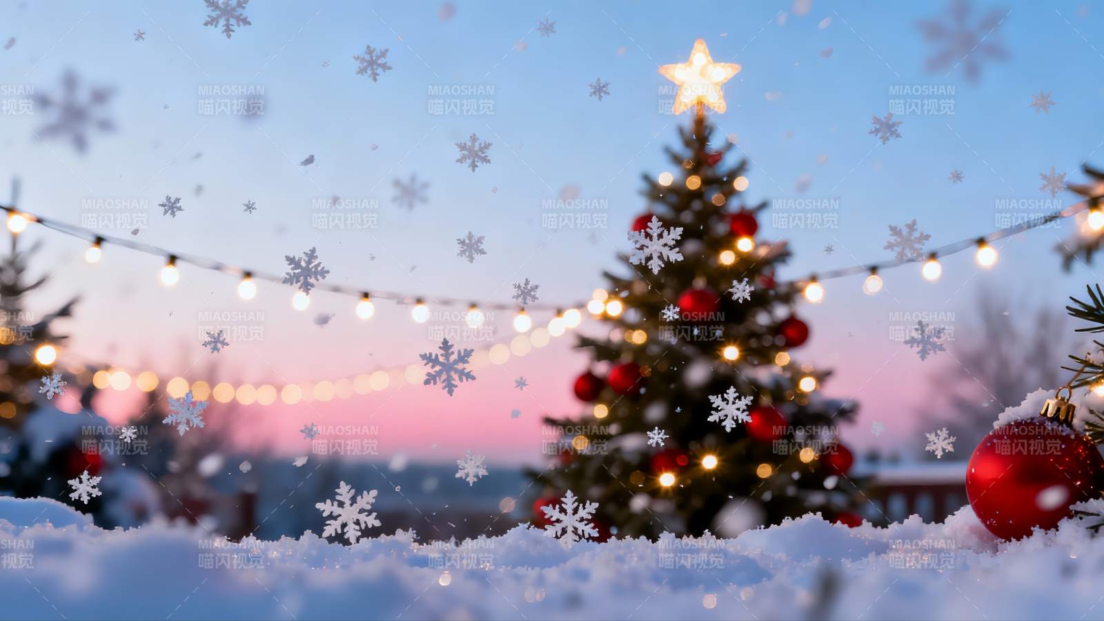 雪夜圣诞树灯光闪烁图片