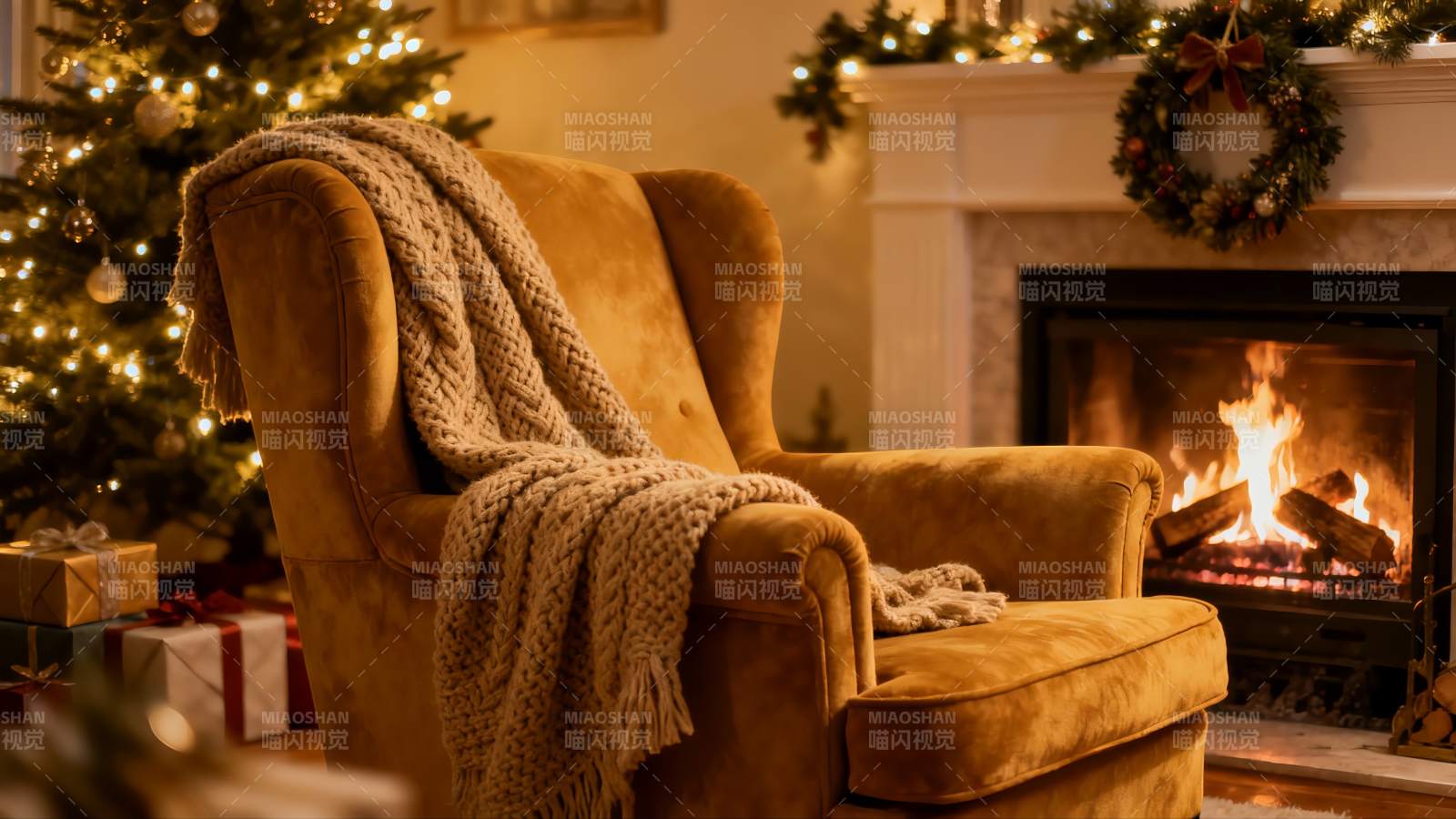 圣诞夜壁炉旁的温馨座椅图片