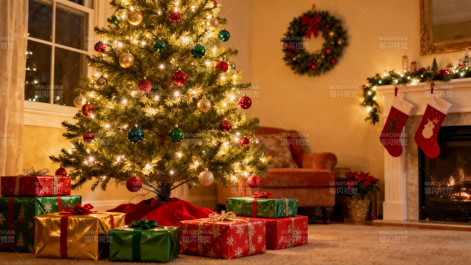 温馨圣诞树与礼物装饰场景图片