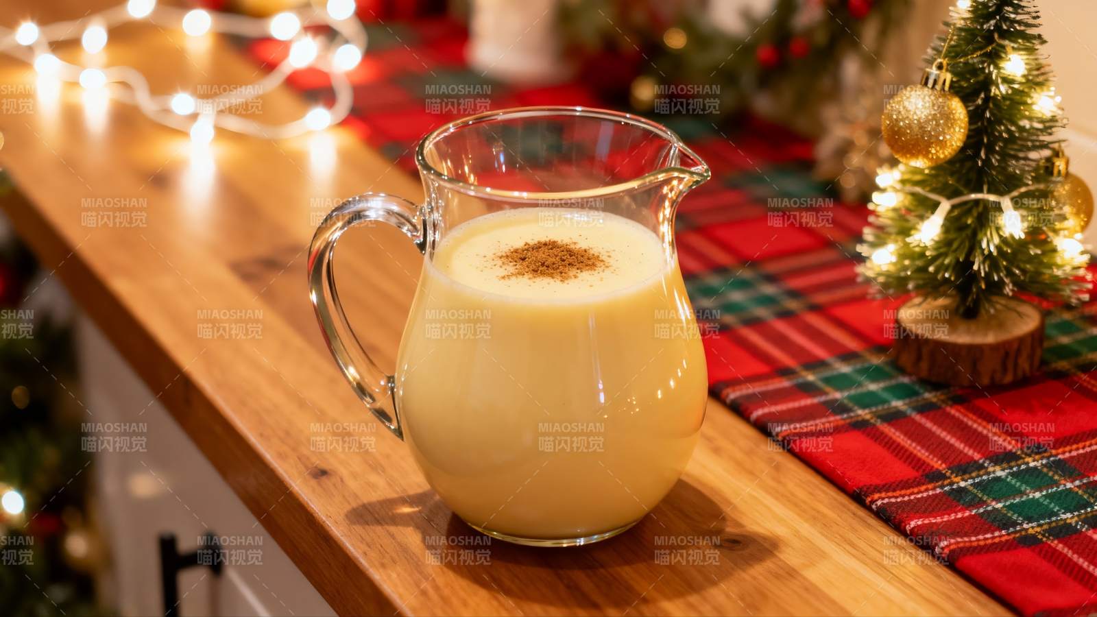 节日餐桌上的蛋酒与圣诞树图片