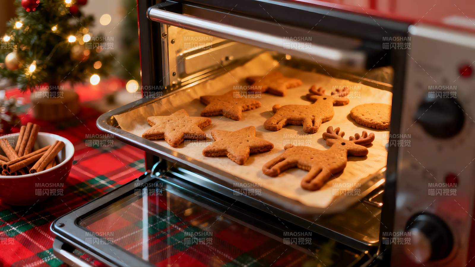 烤箱烘焙圣诞饼干温馨场景图片