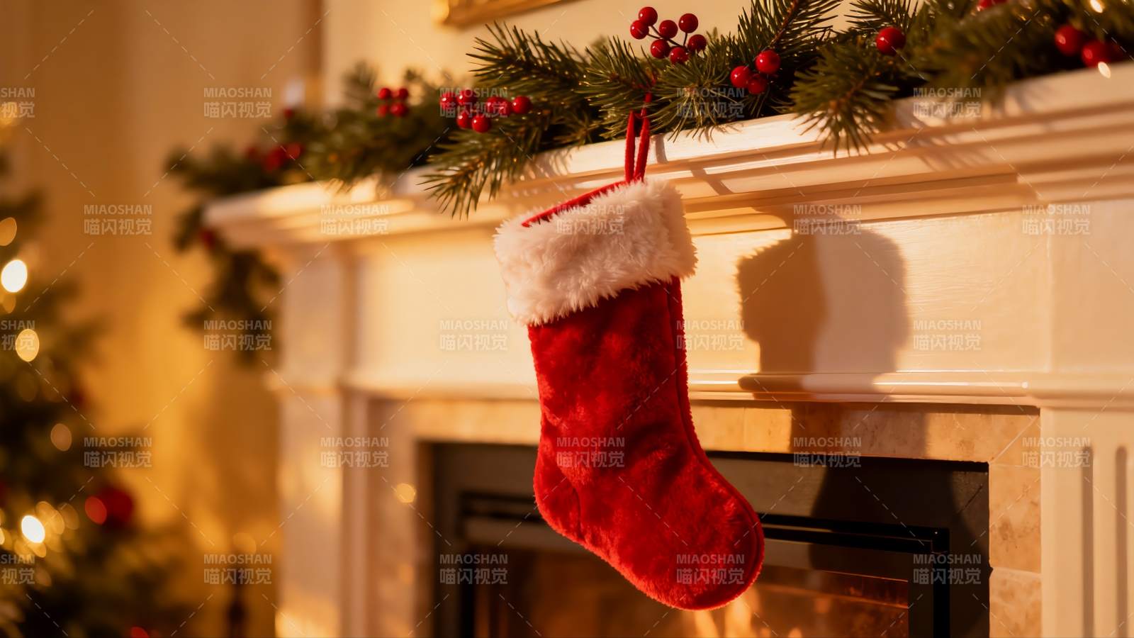圣诞袜挂壁炉节日氛围浓厚图片