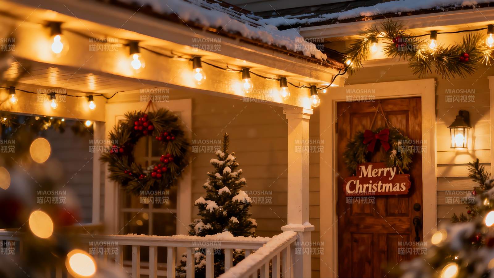 雪夜圣诞装饰的温馨门廊图片