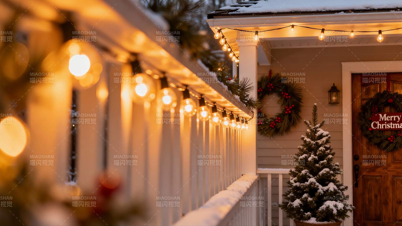冬日圣诞装饰的温馨门廊图片