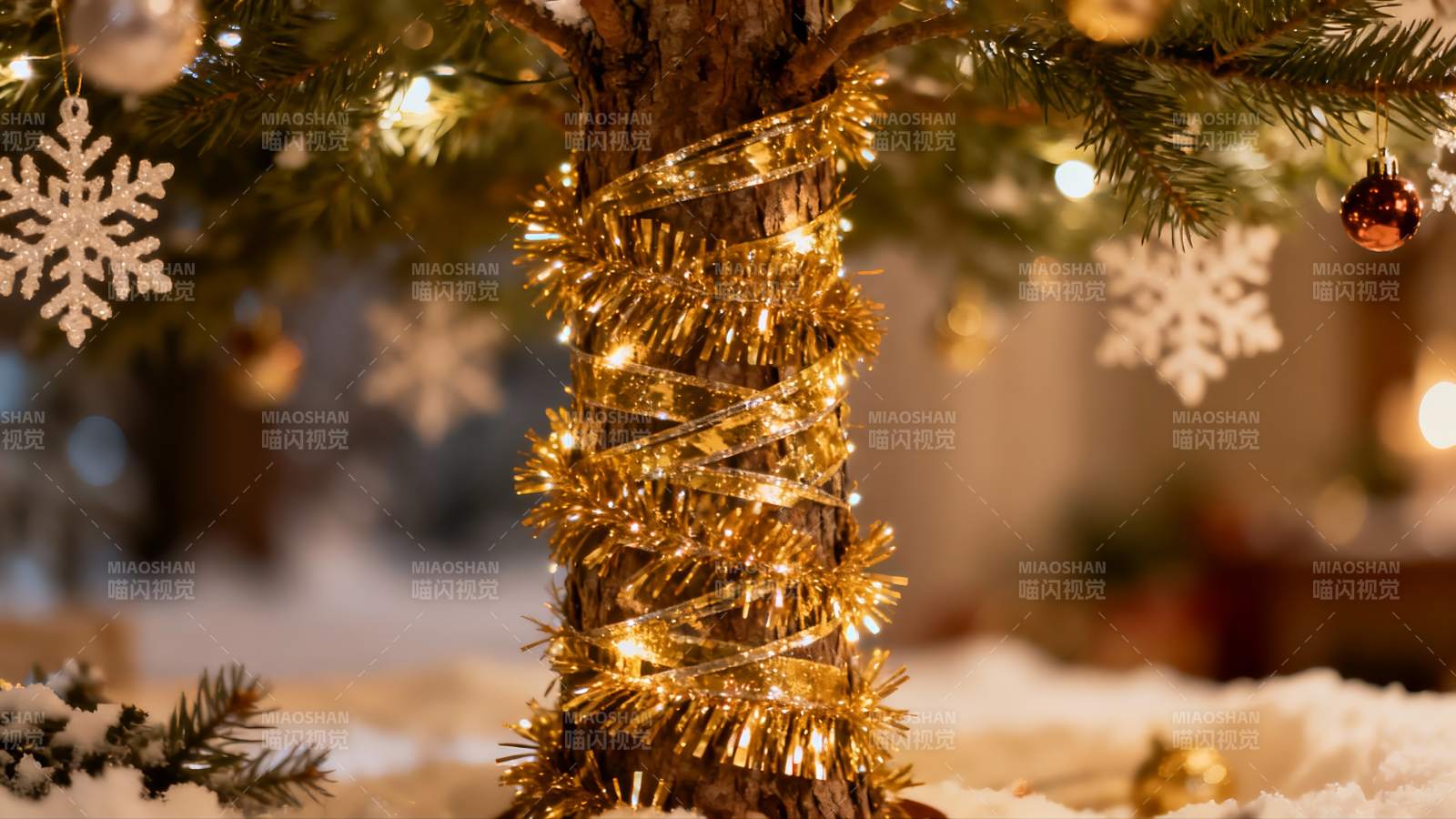 圣诞树缠绕金带灯光闪烁图片
