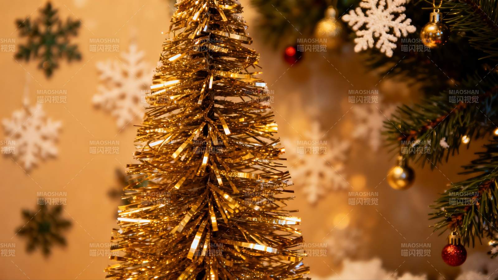 金色圣诞树与雪花装饰图片