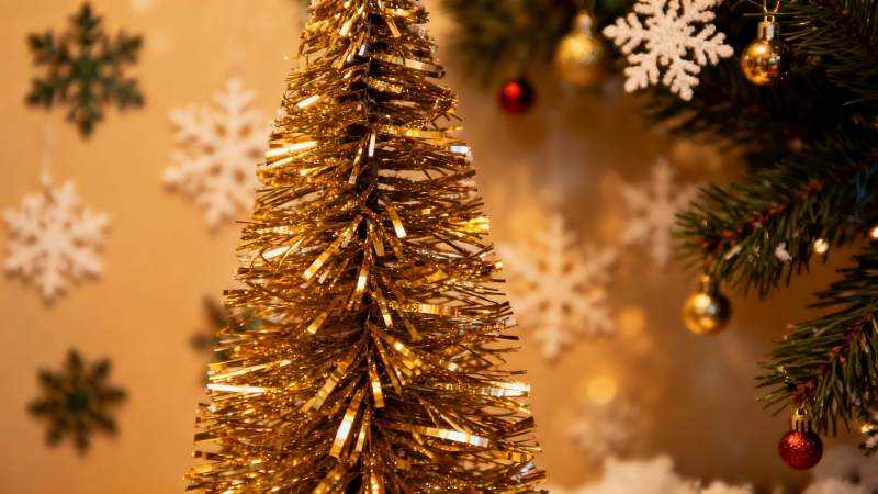 金色圣诞树与雪花装饰图片